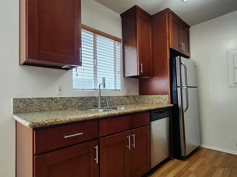 1850 Greenfield Ave #8 — Photo 11