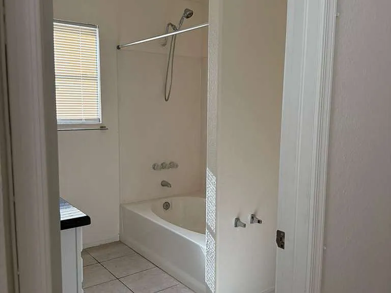 1181 W Chicago St — Photo 15