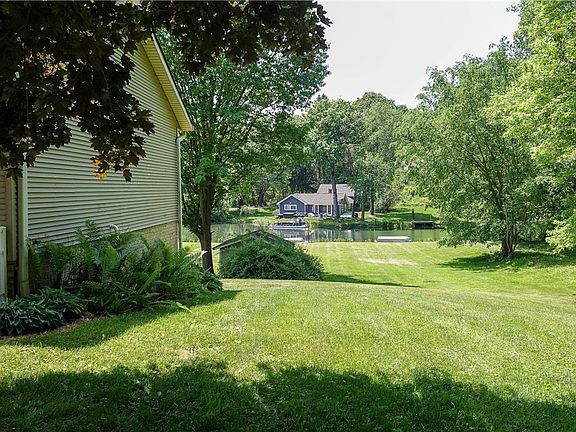4th image of 132 Spruce Dr NW
