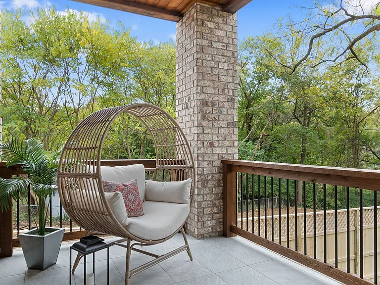 1240 Kenmore Pl — Photo 30