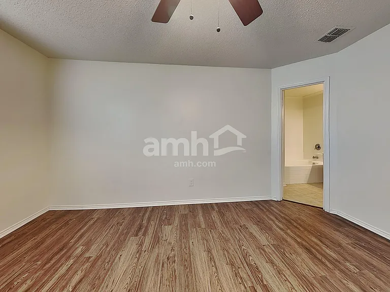 1528 Englewood Dr — Photo 10