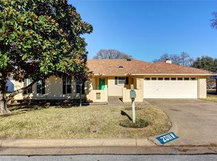 2011 N Meadow Way Cir, Arlington, TX 76015