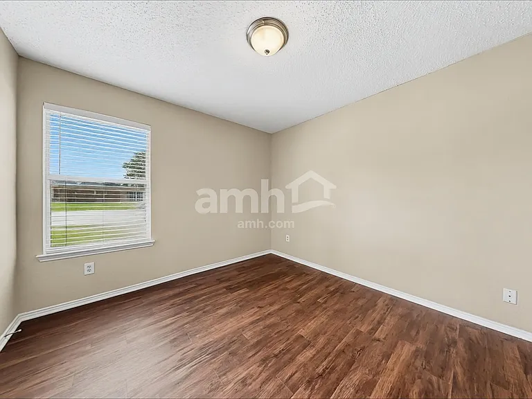 1009 Henry Ct — Photo 12