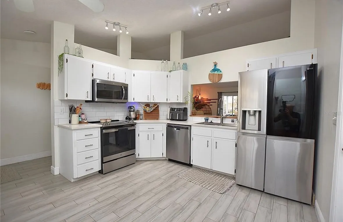 3 bed, 1195 sqft, $2,400 — Photo 2