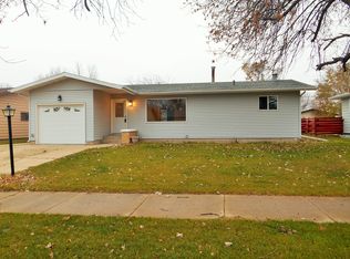 2005 1st Ave SW, Minot, ND 58701