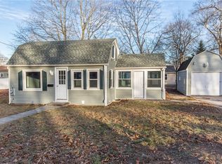 70 Hutchinson St, Warwick, RI 02886