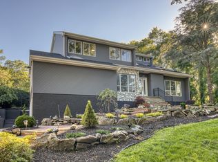 8 Godfrey Ln, Huntington, NY 11743