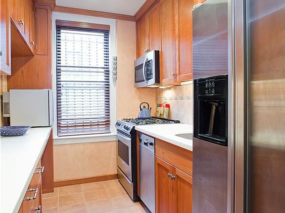 3rd image of 205 E 10th St APT 6C