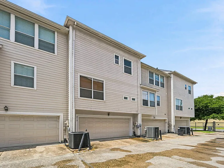 2913 Crawford St — Photo 32
