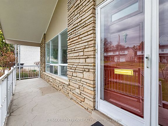 5th image of 38 Colonnade Rd