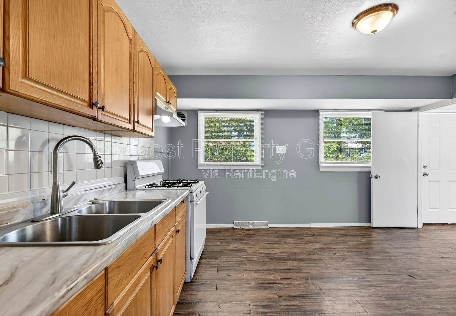 3 bed, 1.0 bath, 854 sqft, $1,025 — Photo 4
