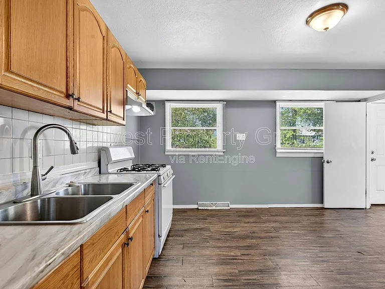 409 Shepley Dr — Photo 8