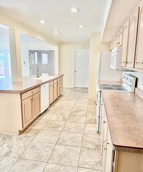 11801 N Coggins Dr — Photo 2