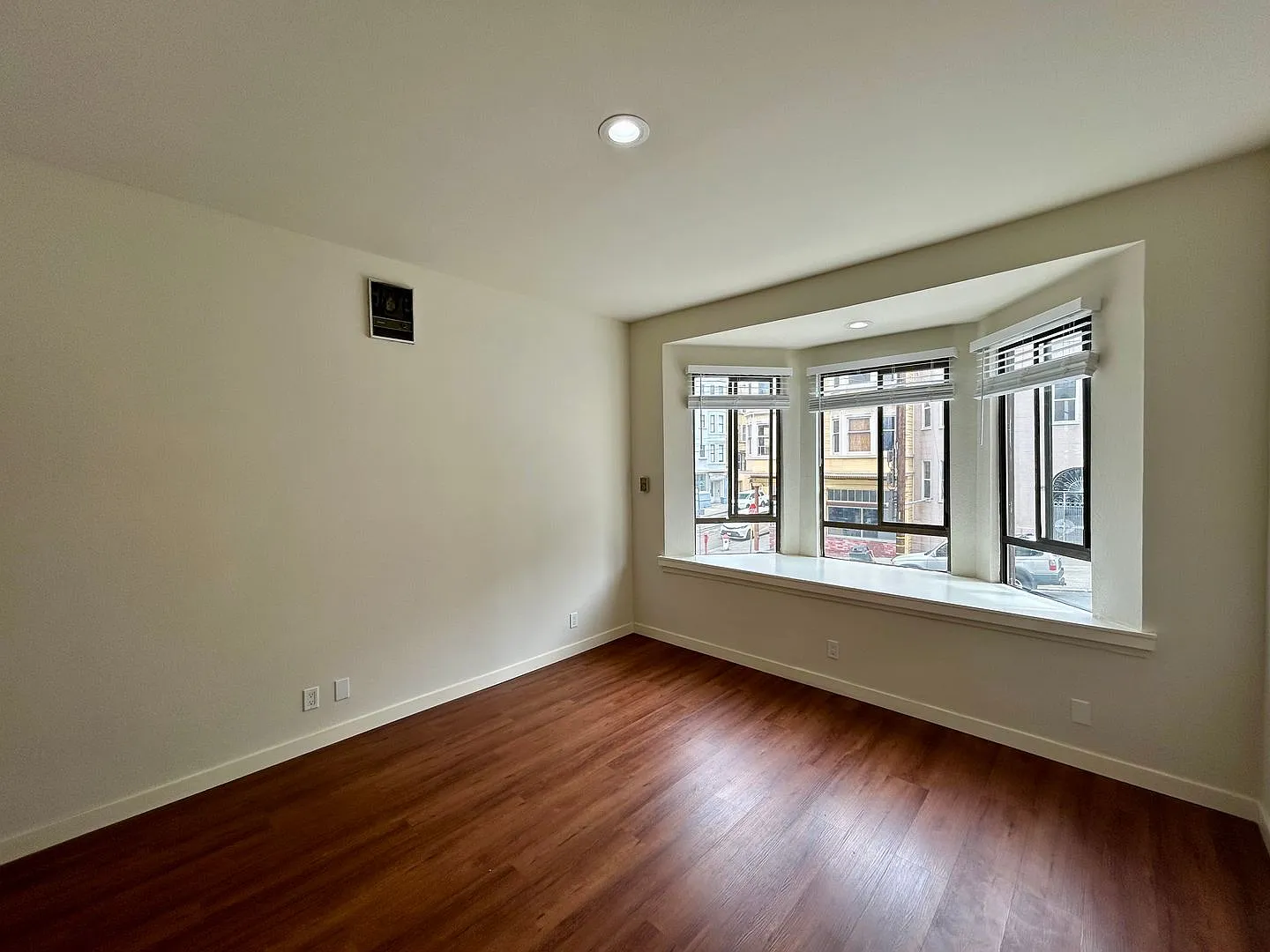 Renovated 1-Bedroom Apartment in Prime Nob Hill Location — Photo 2