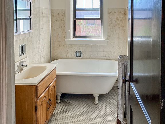 4th image of 3933 N Keeler Ave APT 3E