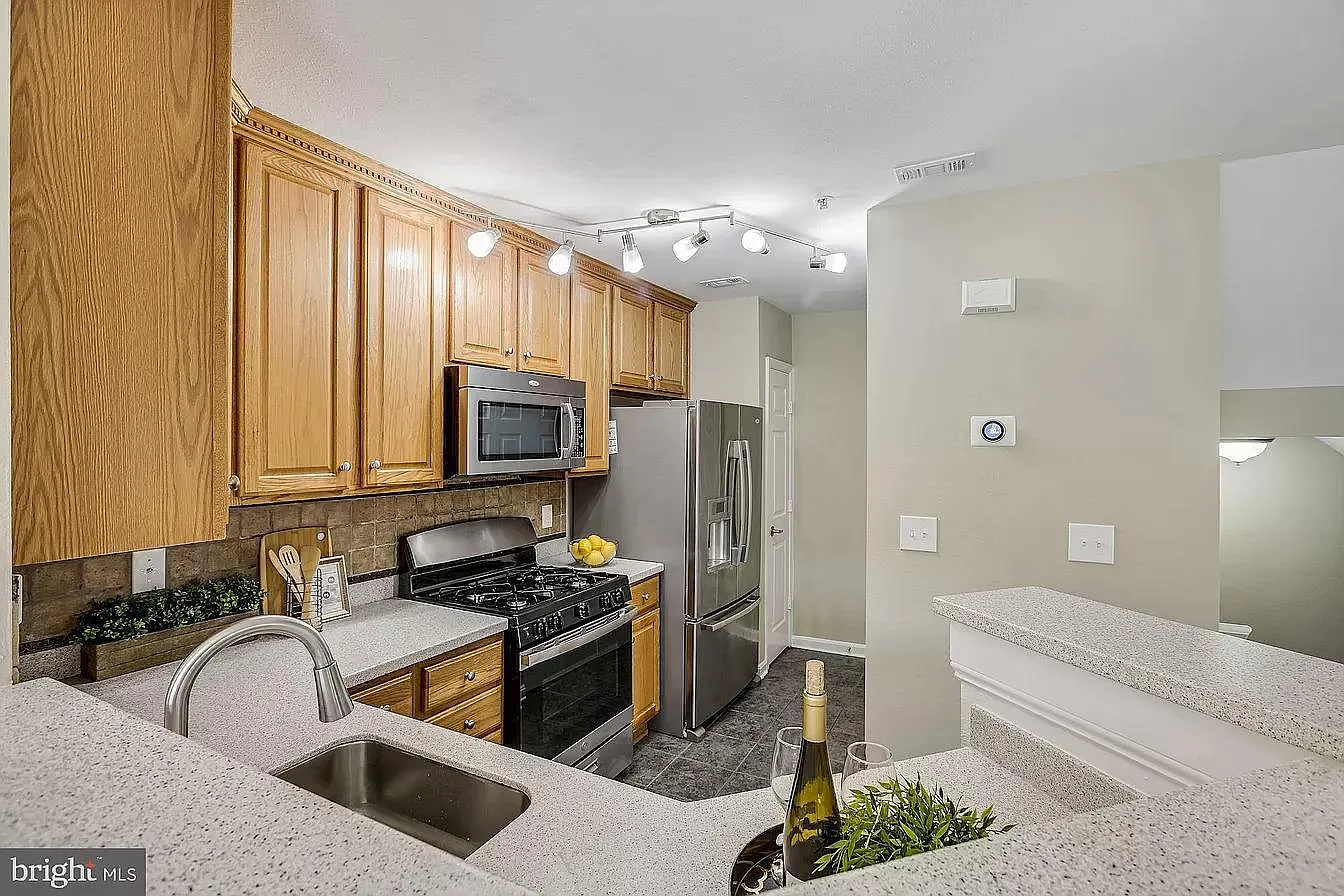 3 bed, 1687 sqft, $1,300 — Photo 4