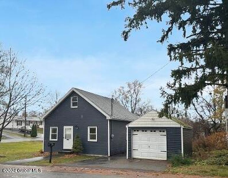 2nd image of 122 Cliffe Avenue
