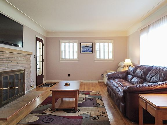 Living Room 20.5'x13'