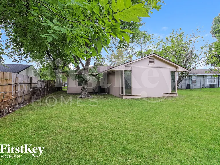 4415 Akard St — Photo 15