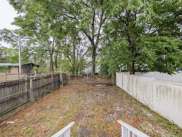 1445 Ionia St — Photo 16