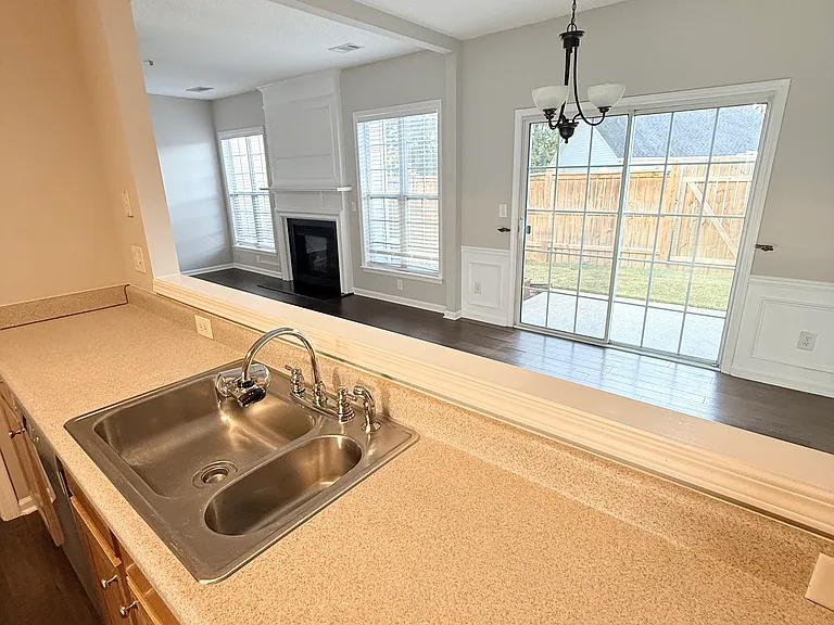 240 Regent Sq — Photo 36