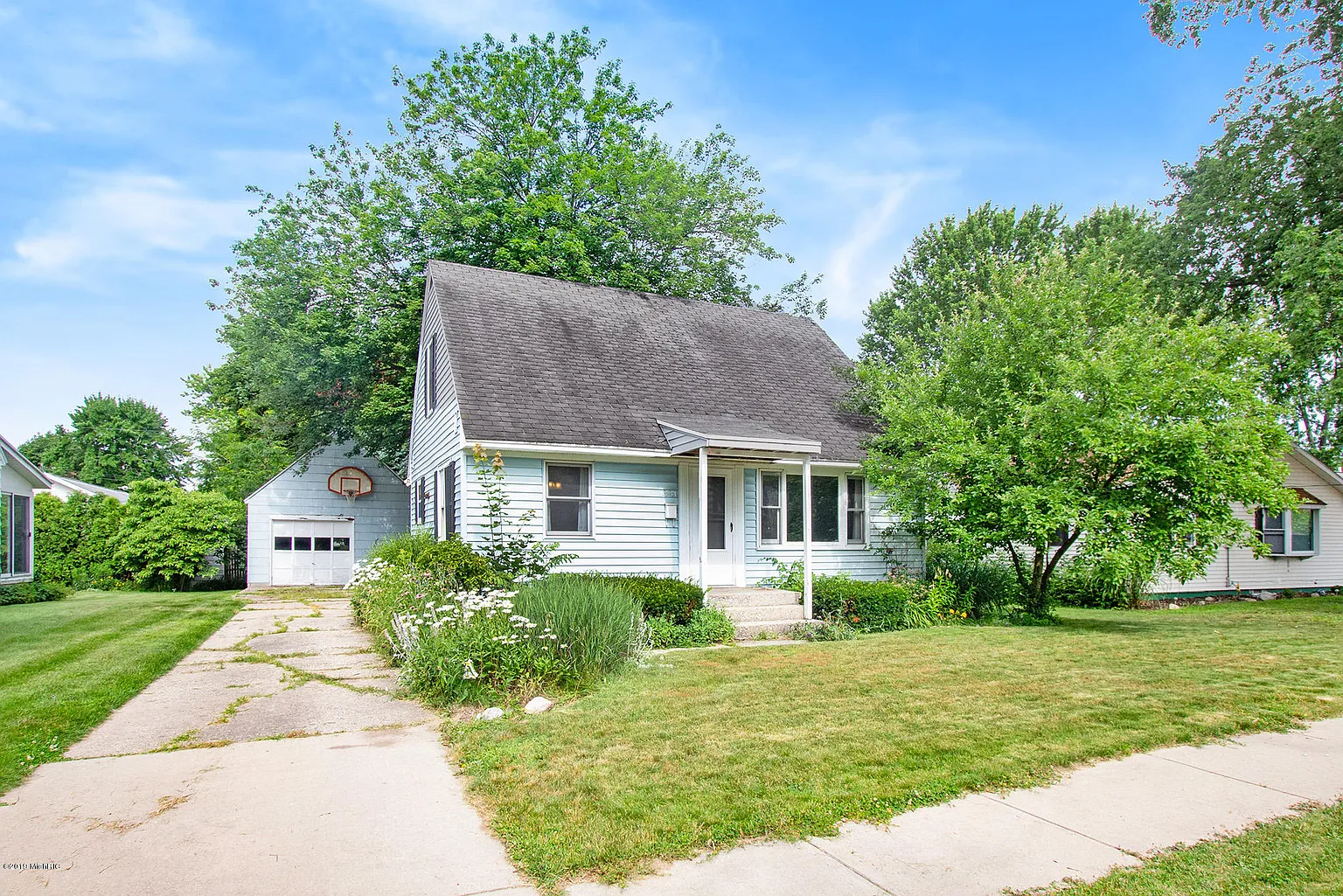 331 Elizabeth Ave NE photo 1