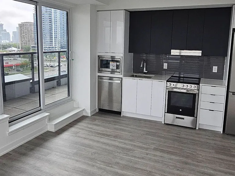 5105 Hurontario St #529 — Photo 14