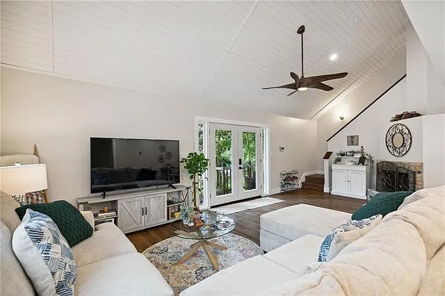 3 bed, 2.0 bath, 1300 sqft, $2,300 — Photo 3