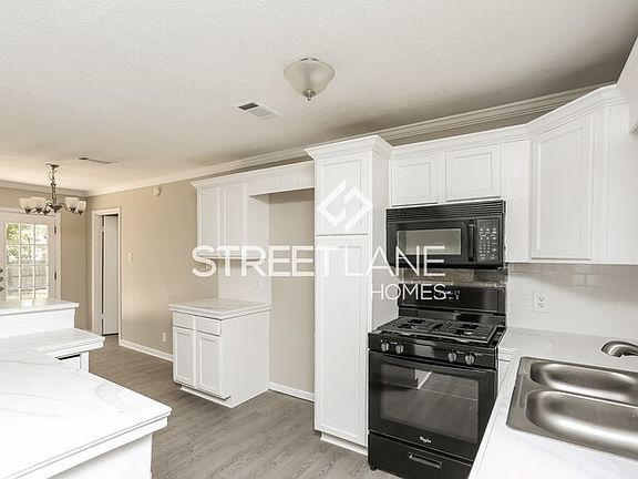 3rd image of 1418 Royal Dr