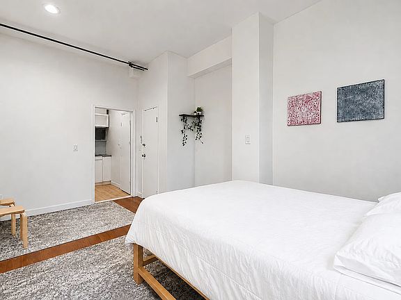5th image of 12-01 Jackson Ave #1R