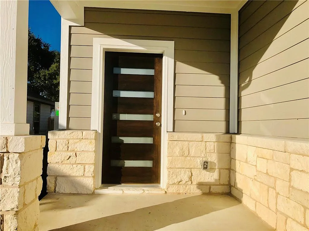 4 bed, 2.5 bath, 2203 sqft, $2,295 — Photo 4