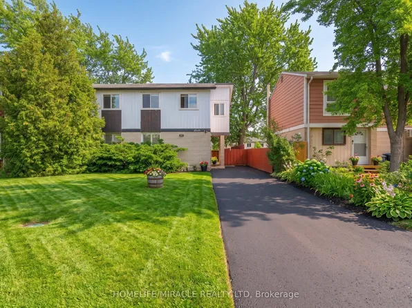 7 Greenhills Sq, Brampton, ON L6S 2J4