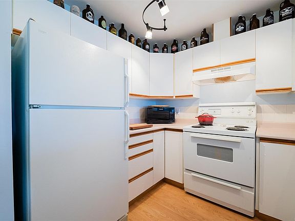 4th image of 1631 Dufferin Cres #405