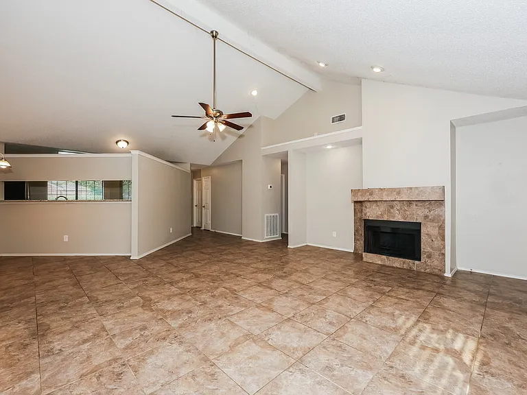 1237 Essex Dr — Photo 4
