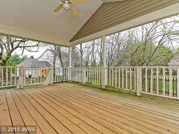 Huge covered side porch w/ cathedral ceiling
