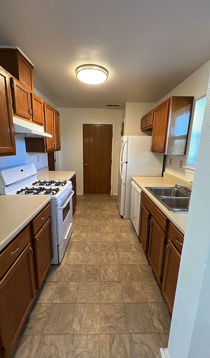 3 bed, 2.5 bath, 1455 sqft, $1,809 — Photo 4