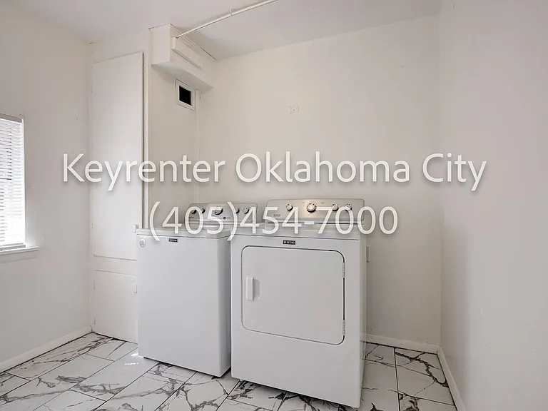 1524 Rowena Ln — Photo 31