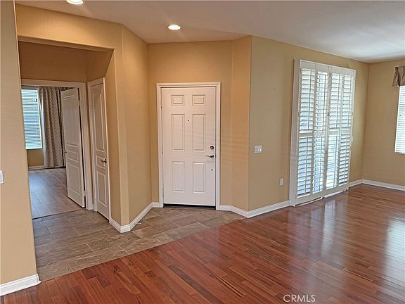 5th image of 267 White Sands St