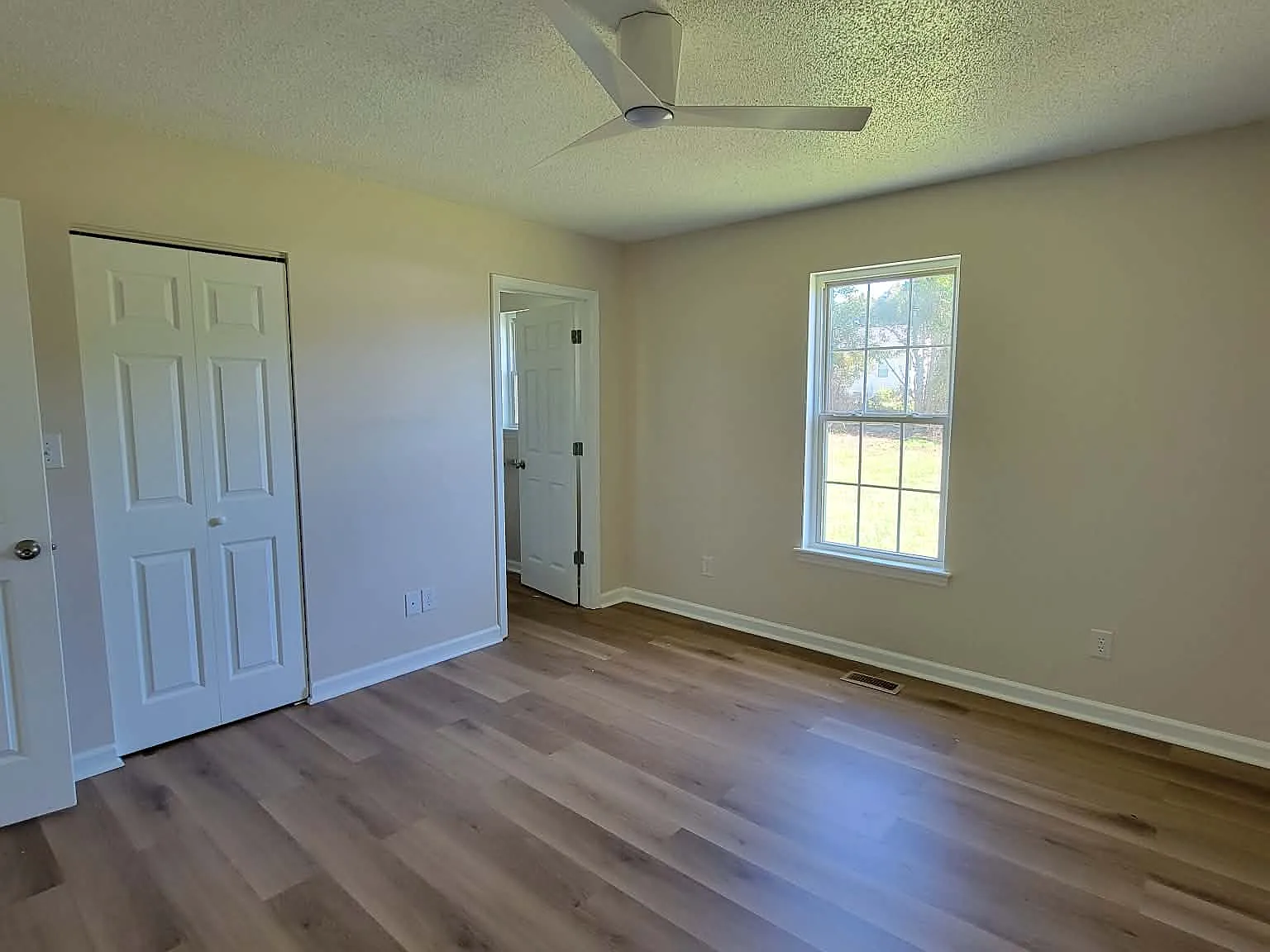 3 bed, 1200 sqft, $1,650 — Photo 3