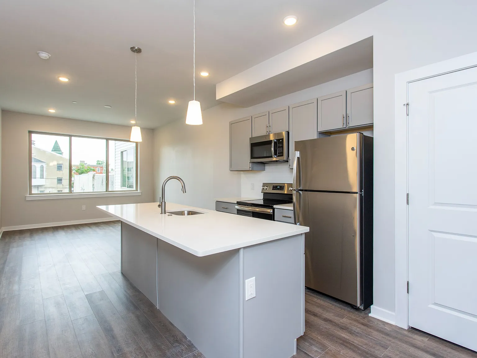 2 bed, 880 sqft, $1,750 — Photo 1