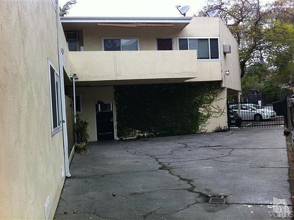 3rd image of 1942 Holly Dr
