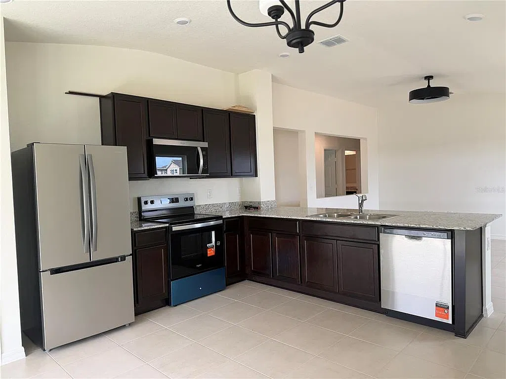 3 bed, 2.0 bath, 1346 sqft, $1,990 — Photo 4