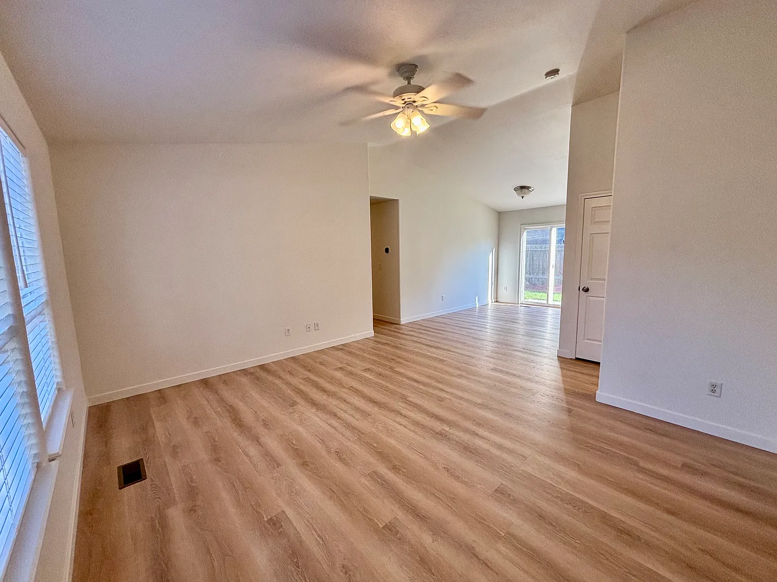 3 bed, 1152 sqft, $2,200 — Photo 4