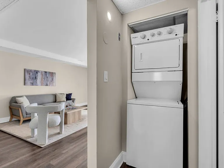 Chateau Apartments — Photo 14
