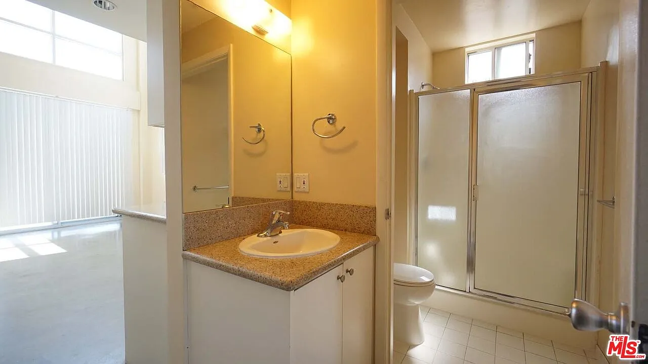 2 bed, 2.0 bath, 1000 sqft, $2,700 — Photo 4