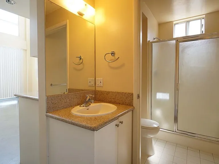 922 W 23rd St #206 — Photo 4