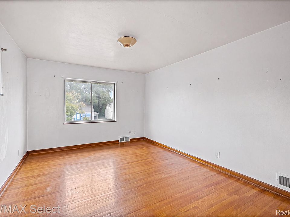 25th image of 2219 Copeman Blvd