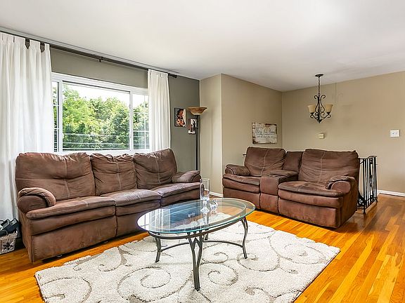 4th image of 7 Jervis Ave