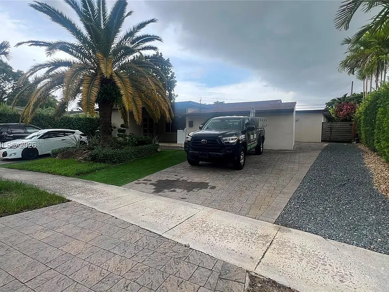 6550 SW 8th St — Photo 2