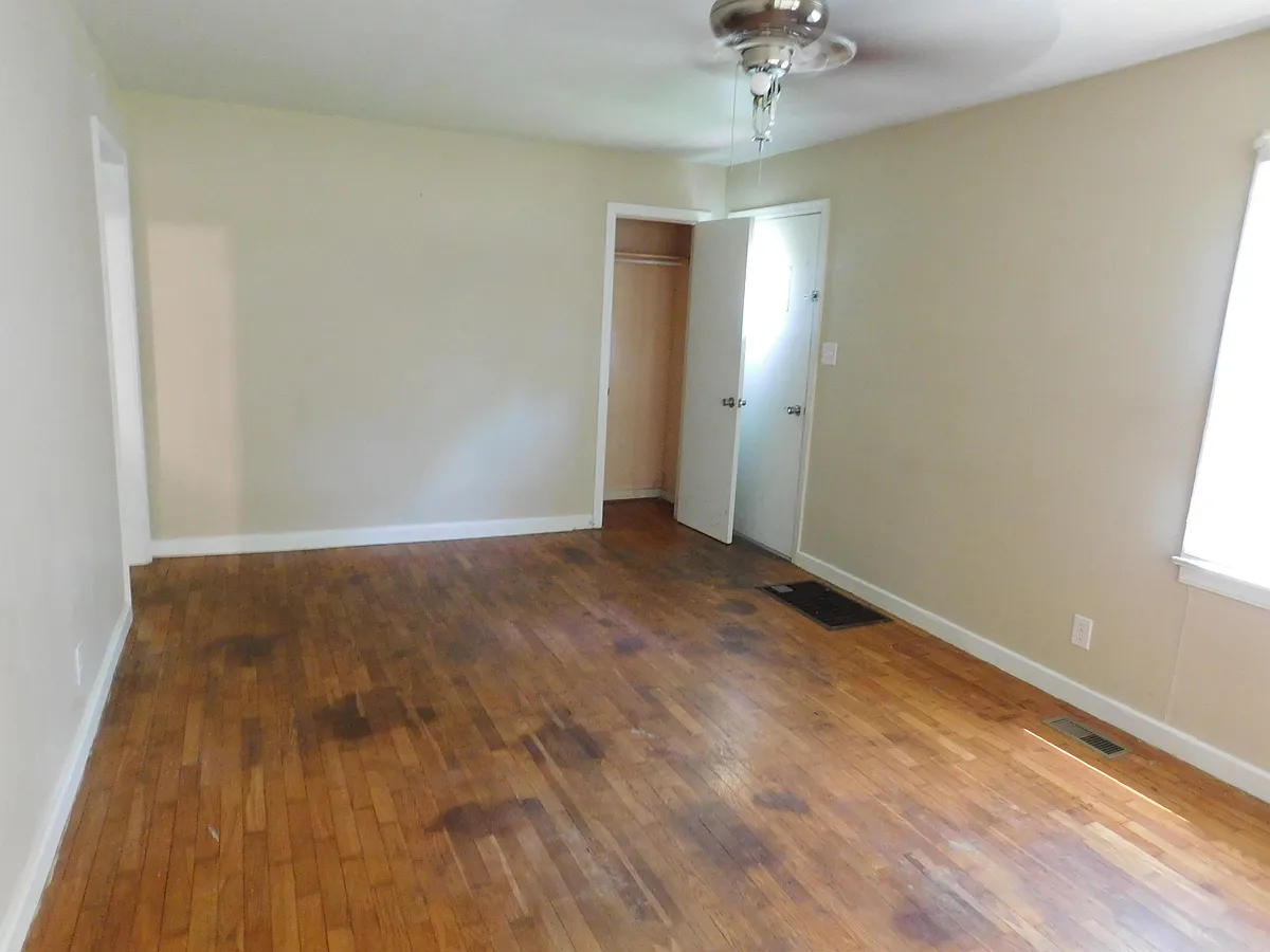 Building Photo - 1704 Shady Dr